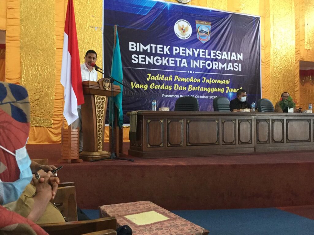 Ketua KI Sumbar Nofal Wiska membuka Bimtek PSI di Pasaman Barat, Senin 19/10 di Aula Kantor Bupati. (foto: ppid/kisb)