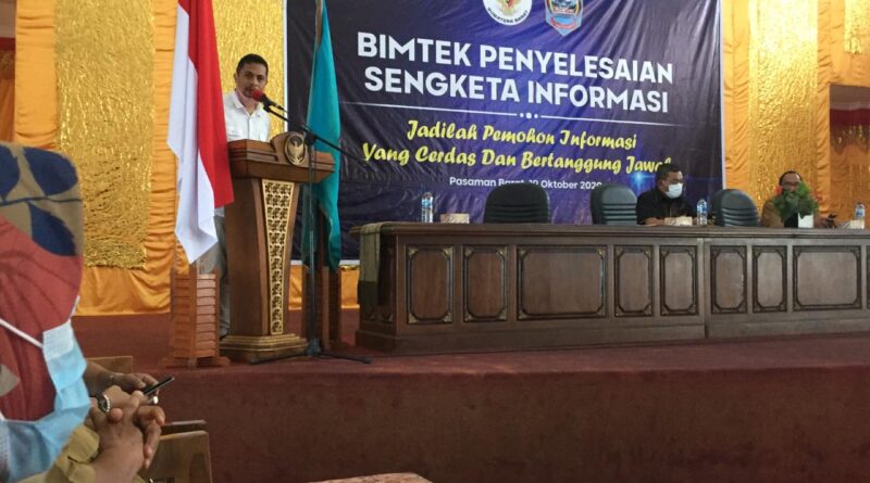 Ketua KI Sumbar Nofal Wiska membuka Bimtek PSI di Pasaman Barat, Senin 19/10 di Aula Kantor Bupati. (foto: ppid/kisb)