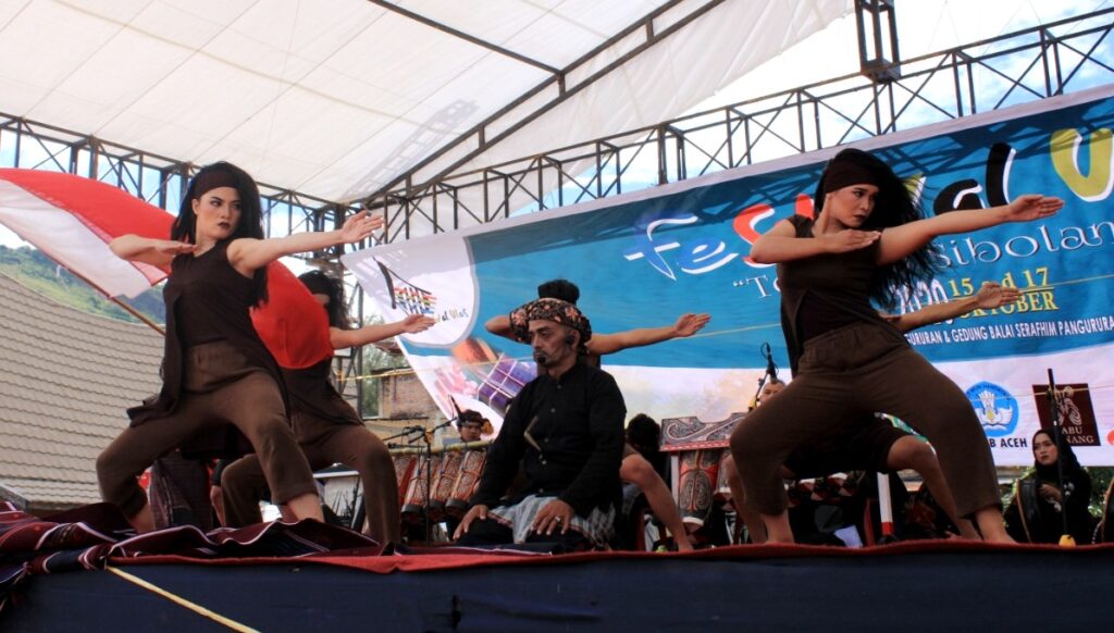 OPERA BATAK – Penari dan aktor Opera Batak Sisingamangaraja XII episode Boru Lopian yang dipentaskan ISI Padangpanjang, Sabtu (17/10/2020), memukau penonton di Samosir dalam rangkaian Festival Ulos 2020. (Foto: Ubai Dillah Al Anshori)