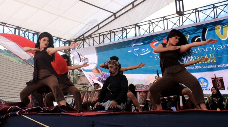 OPERA BATAK – Penari dan aktor Opera Batak Sisingamangaraja XII episode Boru Lopian yang dipentaskan ISI Padangpanjang, Sabtu (17/10/2020), memukau penonton di Samosir dalam rangkaian Festival Ulos 2020. (Foto: Ubai Dillah Al Anshori)