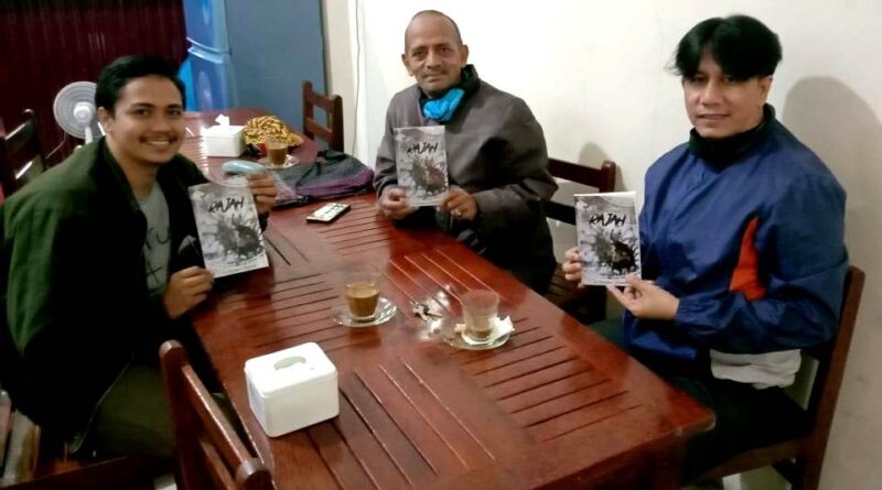 BUKU PUISI – Penyair Sulaiman Juned, Muhammad Subhan, dan Ubai Dillah Al Anshori, bersama buku puisi "Rajah" karya Sulaiman Juned, di salah satu kafe di Padangpanjang. Buku puisi "Rajah" akan diluncurkan dan diskusikan pada akhir Oktober 2020, mendatang. (Foto: IST.)