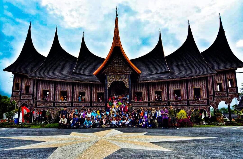 PENYAIR ASIA TENGGARA – Sebanyak 300-an penyair Asia Tenggara berkumpul di Padangpanjang pada perhelatan Temu Penyair Asia Tenggara yang diadakan Pemerintah Kota Padangpanjang melalui Dinas Perpustakaan dan Kearsipan Kota Padangpanjang, Mei 2018 lalu. Salah satu pusat kegiatan di Objek Wisata PDIKM Padangpanjang. (Foto: Ist.)