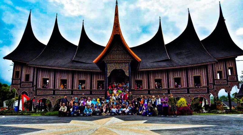 PENYAIR ASIA TENGGARA – Sebanyak 300-an penyair Asia Tenggara berkumpul di Padangpanjang pada perhelatan Temu Penyair Asia Tenggara yang diadakan Pemerintah Kota Padangpanjang melalui Dinas Perpustakaan dan Kearsipan Kota Padangpanjang, Mei 2018 lalu. Salah satu pusat kegiatan di Objek Wisata PDIKM Padangpanjang. (Foto: Ist.)