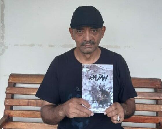 Penyair Sulaiman Juned bersama buku puisi "Rajah" yang akan diluncurkan akhir bulan ini. (Foto: Ist.)