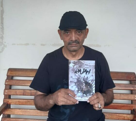 Penyair Sulaiman Juned bersama buku puisi "Rajah" yang akan diluncurkan akhir bulan ini. (Foto: Ist.)