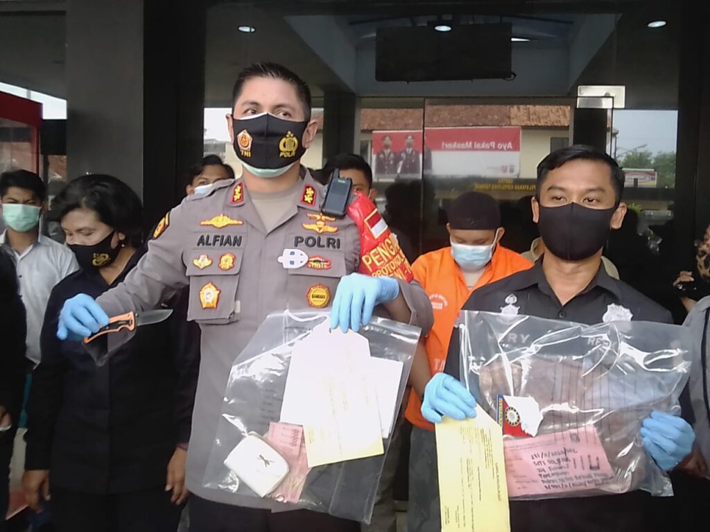 Foto Wakapolres Bekasi Kota AKBP di halaman Mapolres Bekasi Kota saat Konferensi Pers