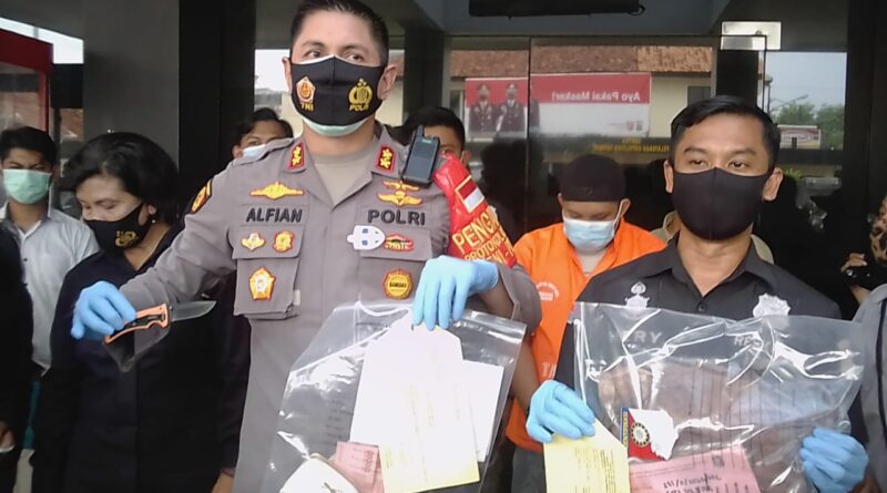 Foto Wakapolres Bekasi Kota AKBP di halaman Mapolres Bekasi Kota saat Konferensi Pers