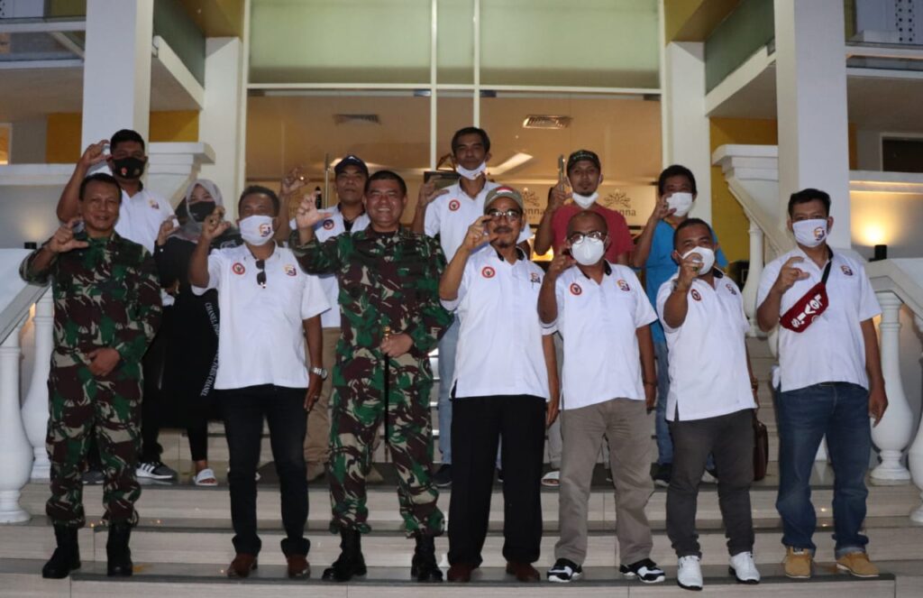 Rombongan Wartawan yang tergabung dengan FJKIP Sumbar melakukan foto bersama Danrem Yogyakarta Brigjend Bintang