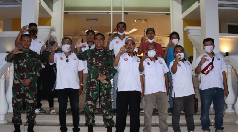 Rombongan Wartawan yang tergabung dengan FJKIP Sumbar melakukan foto bersama Danrem Yogyakarta Brigjend Bintang