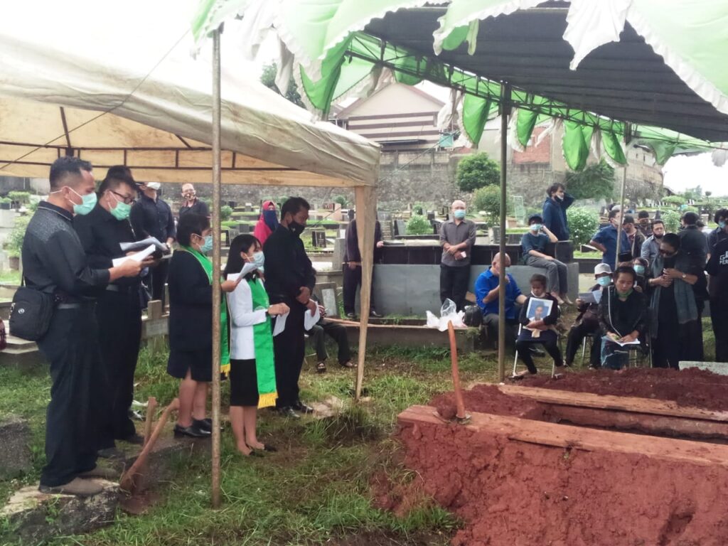 foto saat proses pemakaman A. Sambradi Dimakamkan di TPU Tanah Kusir