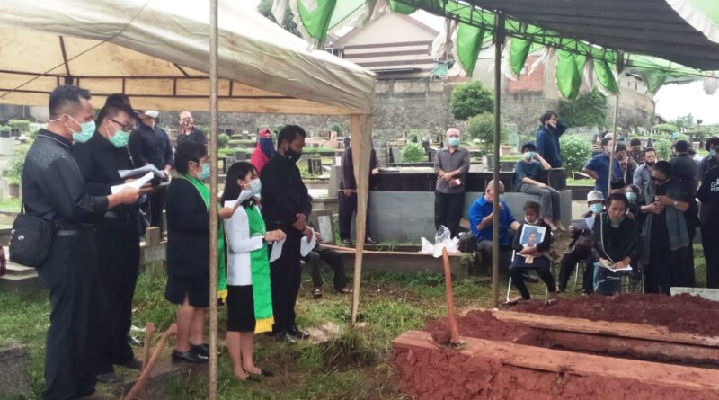 foto saat proses pemakaman A. Sambradi Dimakamkan di TPU Tanah Kusir