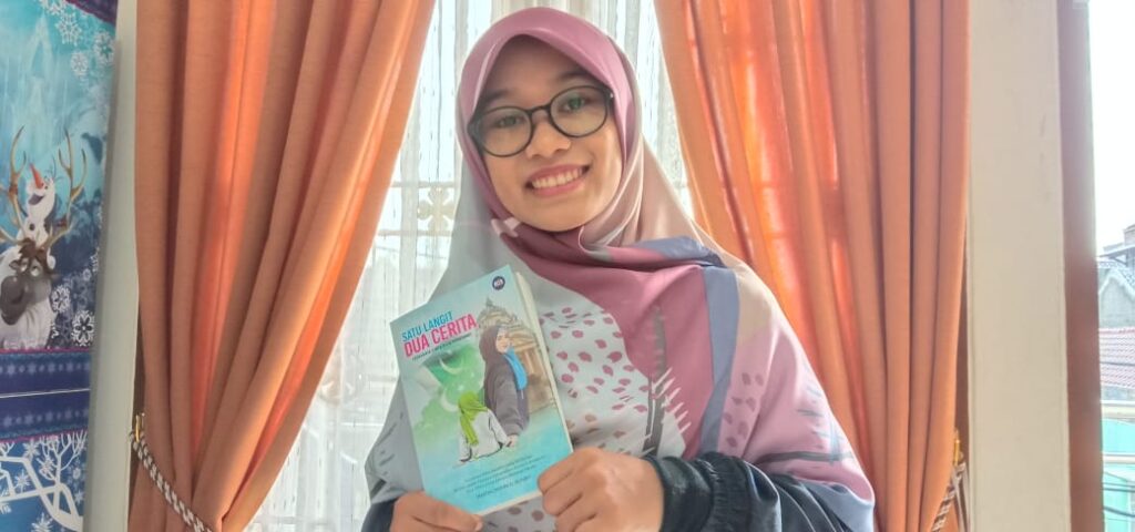 Foto Martha Zhahira El-Kutuby memegang Novel SLDC
