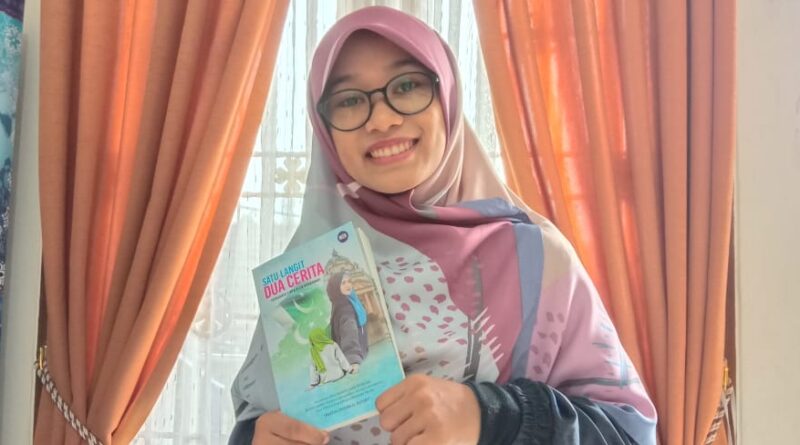 Foto Martha Zhahira El-Kutuby memegang Novel SLDC