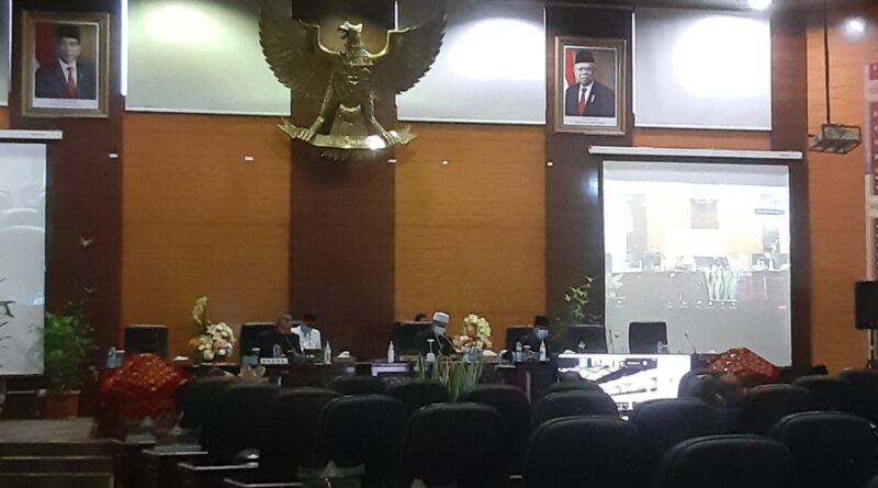 Foto saat Dewan Perwakilan Rakyat Daerah (DPRD) Provinsi Sumatera Barat melakukan rapat paripurna