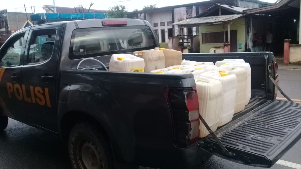 Foto minyak hasil pedagangan ilegal