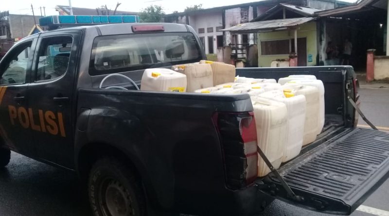 Foto minyak hasil pedagangan ilegal