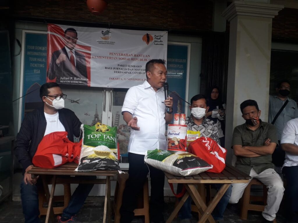 Foto pembagian paket sembako yang diberikan Kementerian Sosial RI melalui Yayasan Peduli Jurnalis Indonesia (YPJI)