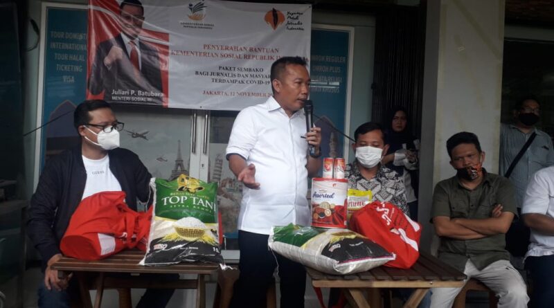 Foto pembagian paket sembako yang diberikan Kementerian Sosial RI melalui Yayasan Peduli Jurnalis Indonesia (YPJI)