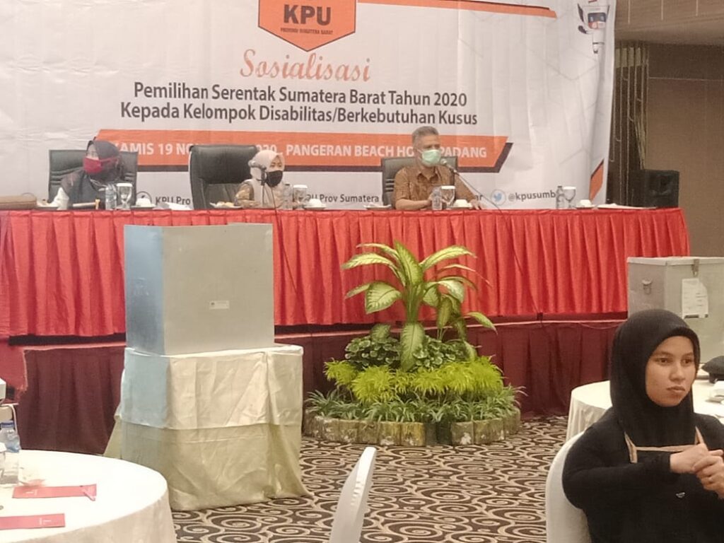 Foto KPU Sumbar mengadakan sosialisasi bagi disabilitas