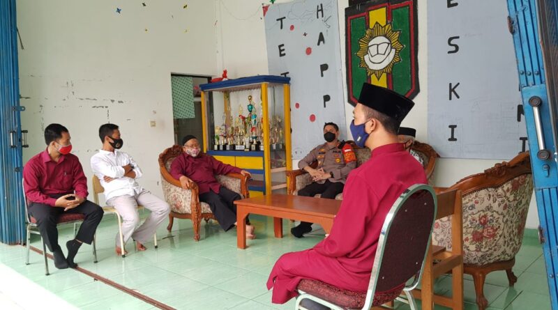 Foto Wakapolres Metro Bekasi Kota AKBP Alfian Nurrizal, S.IK, M.Hum bersama Guru Ngaji Korban Begal