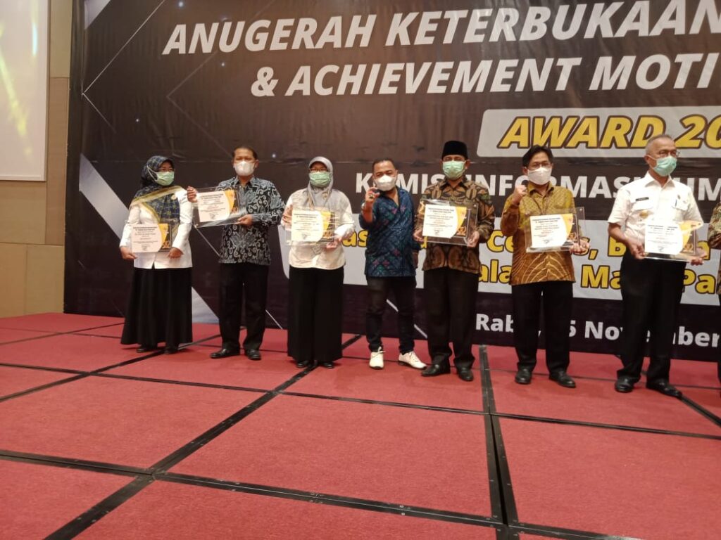 Foto Penerimaan anugrah untuk Sekretariat DPRD diserahkan Gubernur Sumbar Irwan Prayitno, didampingi ketua KI Nofal Wiska, wakil ketua Adrian Tuswandi, komisioner lainnya Arif dan Tanti Endang Lestari