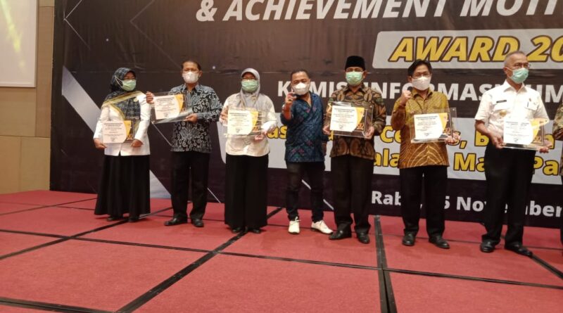 Foto Penerimaan anugrah untuk Sekretariat DPRD diserahkan Gubernur Sumbar Irwan Prayitno, didampingi ketua KI Nofal Wiska, wakil ketua Adrian Tuswandi, komisioner lainnya Arif dan Tanti Endang Lestari