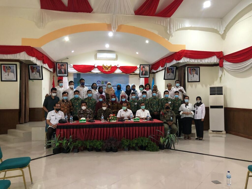 Foto saat Direktur Pendidikan Dasar Apresiasi Mentawai dan LPPM Unand