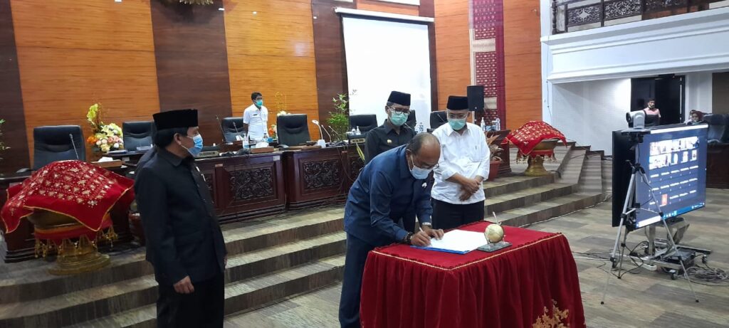 Foto Gubernur dan Wakil Gubernur menyampaikan rincian APBD 2021
