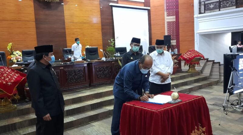 Foto Gubernur dan Wakil Gubernur menyampaikan rincian APBD 2021