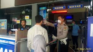 Foto pengunjung Samsat sedang di cek suhu