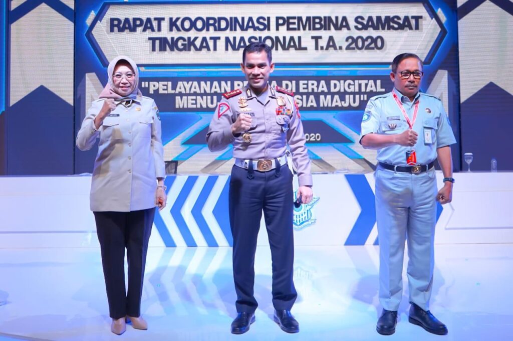 Foto kombes Singgamata yang mejabat Dirlantas Polda Kaltim diganjar Pin Emas oleh Kapolri Jenderal Pol Idham Aziz, diserahkan secara virtual