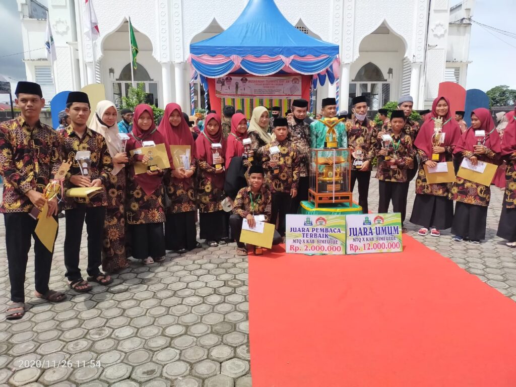 Foto nsur Forkopimda, anggota DPRK Simeulue, Sekda, Staf Ahli Bupati, Asisten, Dewan Hakim, para kepala SKPK, Camat, Sekcam, Para Imam, dan sejumlah Tokoh Masyarakat lainnya beserta para pemenang