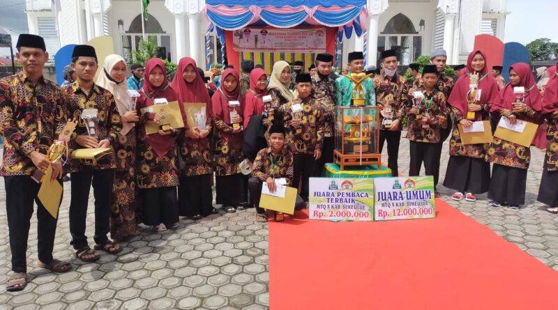 Foto nsur Forkopimda, anggota DPRK Simeulue, Sekda, Staf Ahli Bupati, Asisten, Dewan Hakim, para kepala SKPK, Camat, Sekcam, Para Imam, dan sejumlah Tokoh Masyarakat lainnya beserta para pemenang