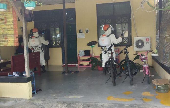 Foto BRIMOB saat melakukan penyemprotan disenfektan