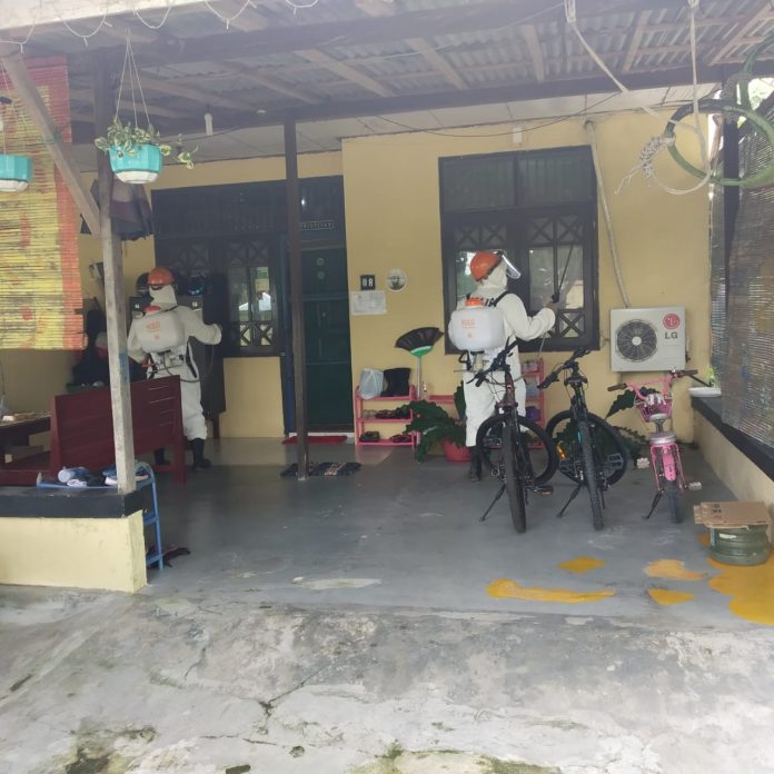 Foto BRIMOB saat melakukan penyemprotan disenfektan
