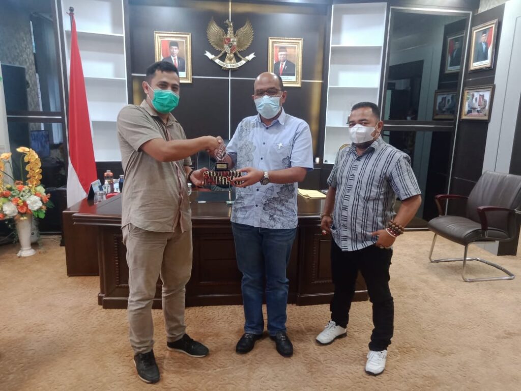 FotoKomisi Informasi Publik Provinsi Sumatera Barat kepada Ketua DPRD Sumbar