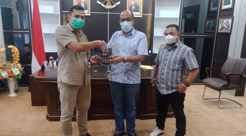 FotoKomisi Informasi Publik Provinsi Sumatera Barat kepada Ketua DPRD Sumbar