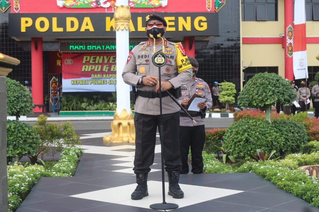 Foto Kapolda Kalteng saat memimpin upacara korp raport