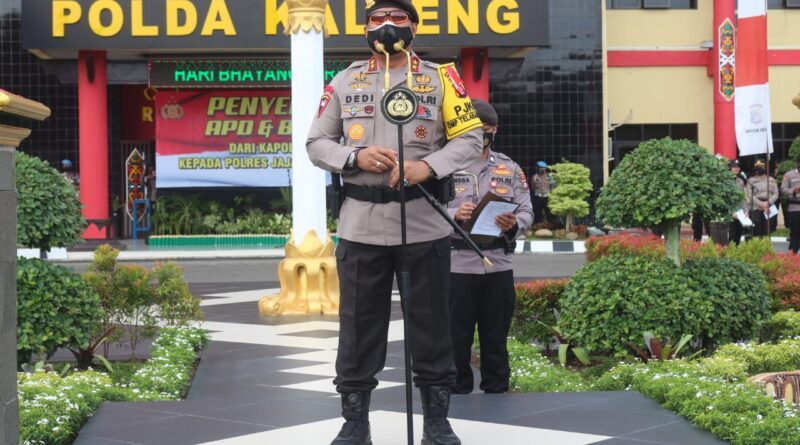 Foto Kapolda Kalteng saat memimpin upacara korp raport
