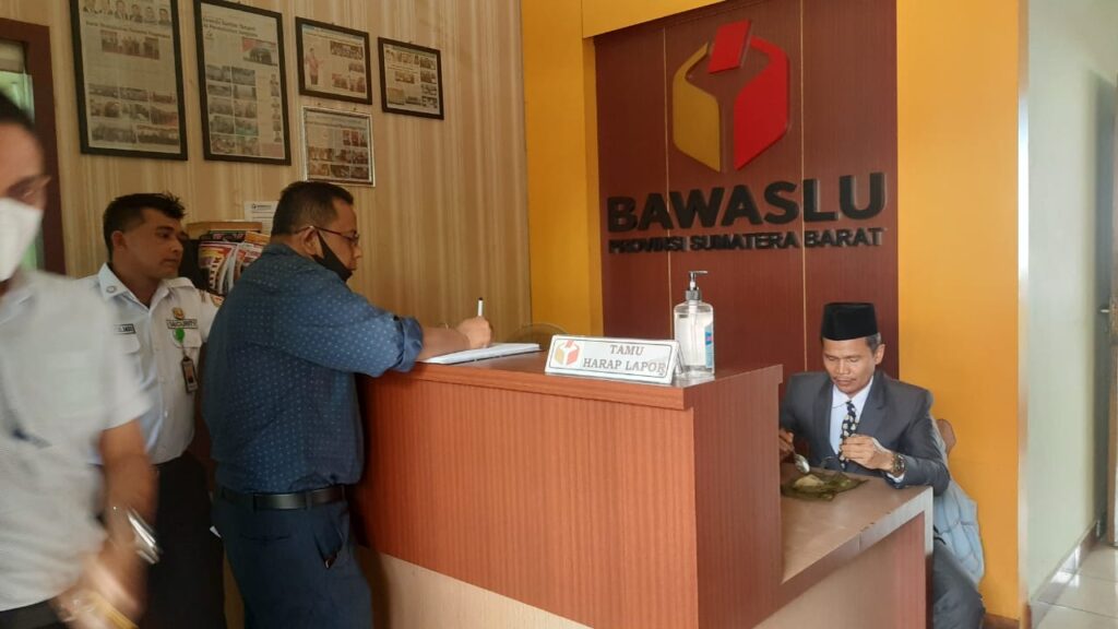 Foto kepala satpol PP melapor ke BAWASLU
