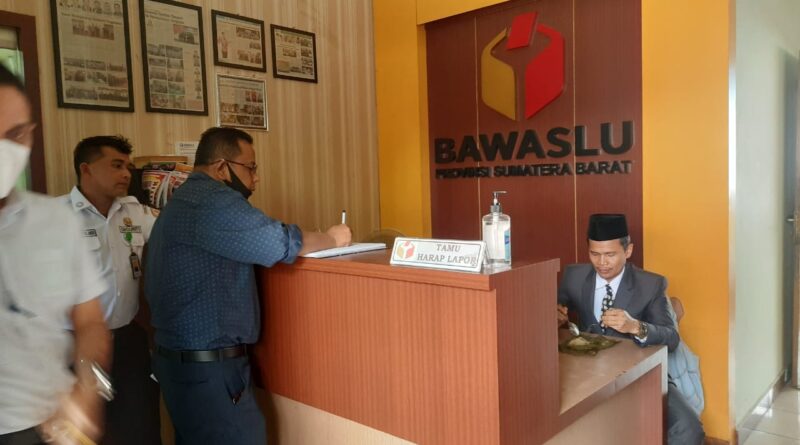 Foto kepala satpol PP melapor ke BAWASLU