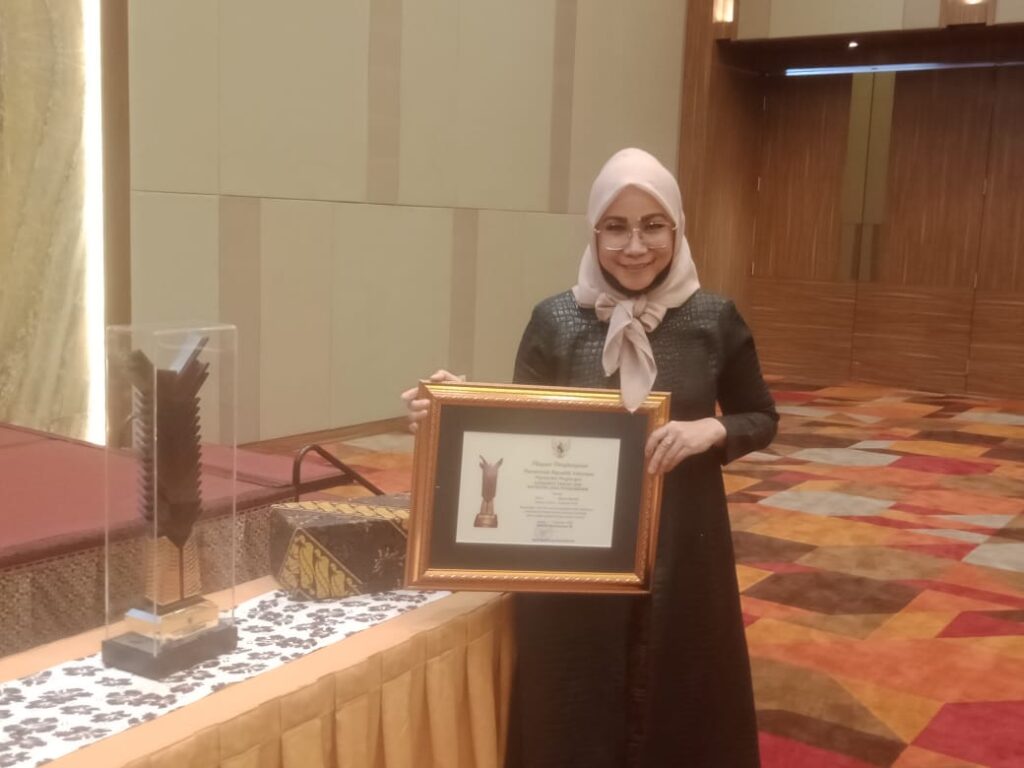 Foto Novia Hertini sebagai Founder batik Lumpo
