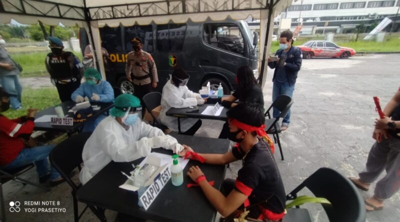 Foto saat peserta aksi damai jalani rapid test
