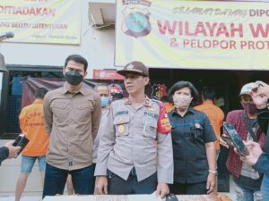 Foto Kapolsek Pondok Gede Kompol.Jimmy Marthin Simanjuntak,S.I.K. saatKonferensi Pers