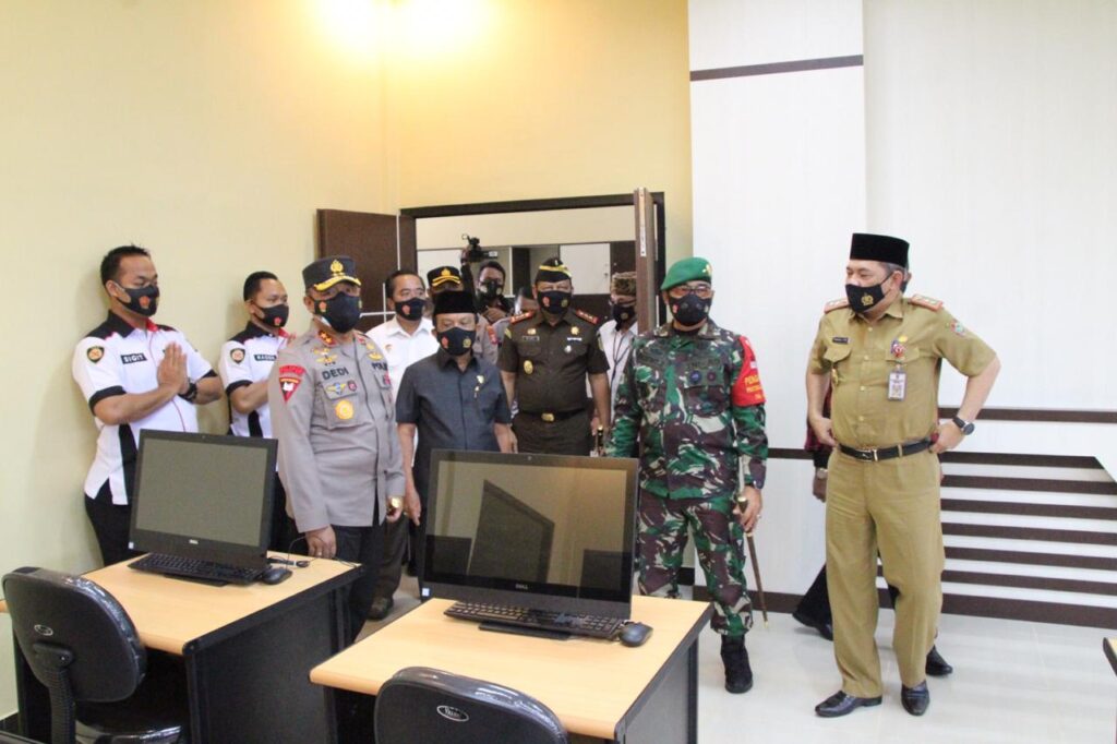 Foto Kapolri Jenderal Polisi Idham Aziz, M.Si. melalui Wakapolri Komjen Pol Dr. Gatot Eddy Pramono, M.Si memimpin peresmian Gedung Asessment Center dan Gedung Promoter milik Polda Kalteng secara virtual