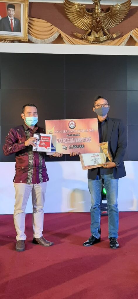 Foto Padang Tv terima Reward dari KPI