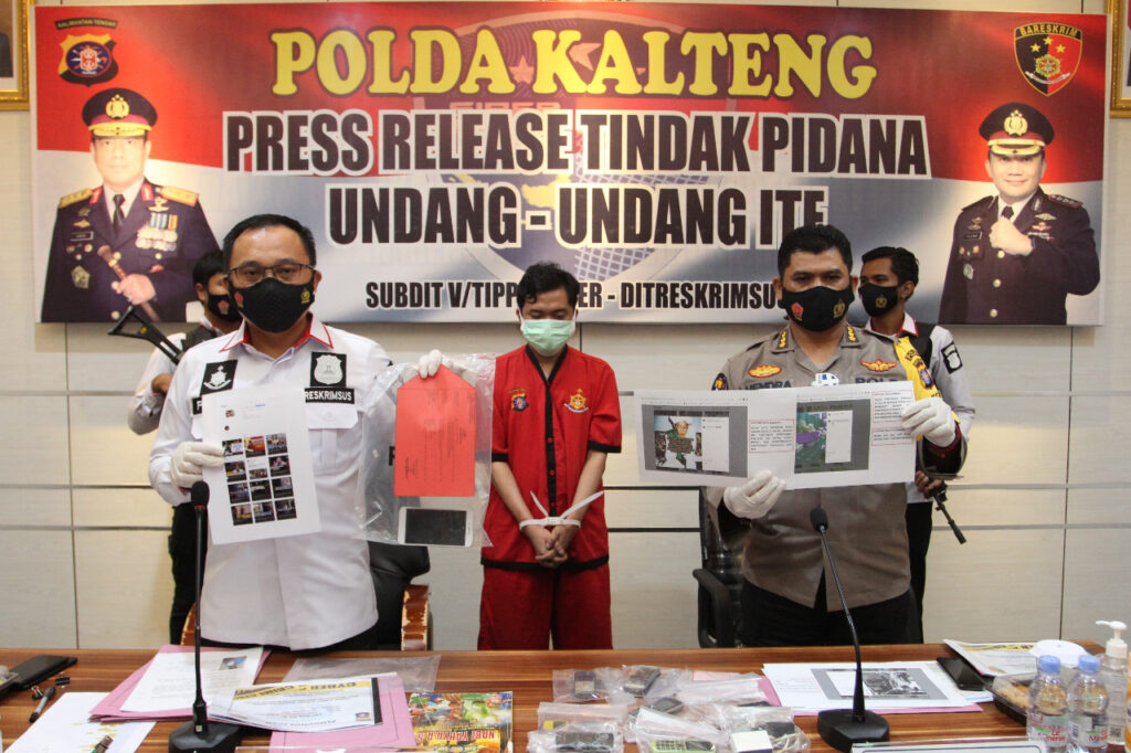 Foto Kabidhumas Kombes Pol. Hendra Rochamawan, S.I.K. saat press release tindak pidana Undang - Undang ITE