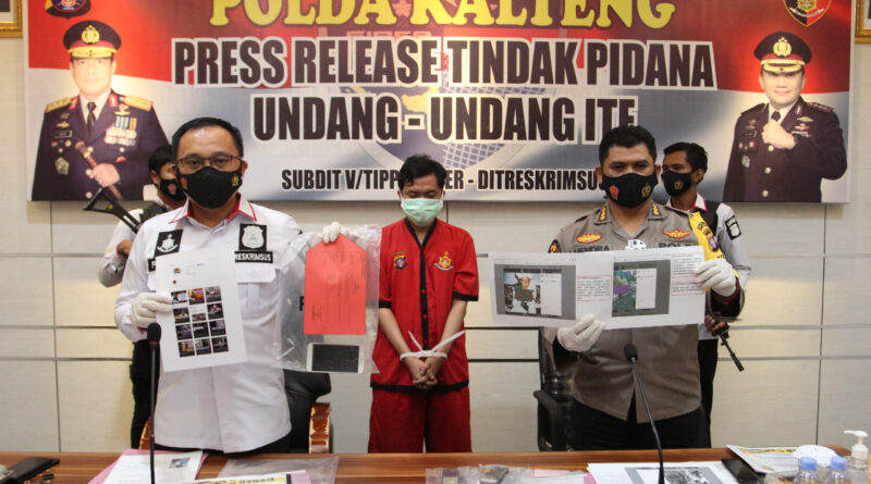 Foto Kabidhumas Kombes Pol. Hendra Rochamawan, S.I.K. saat press release tindak pidana Undang - Undang ITE