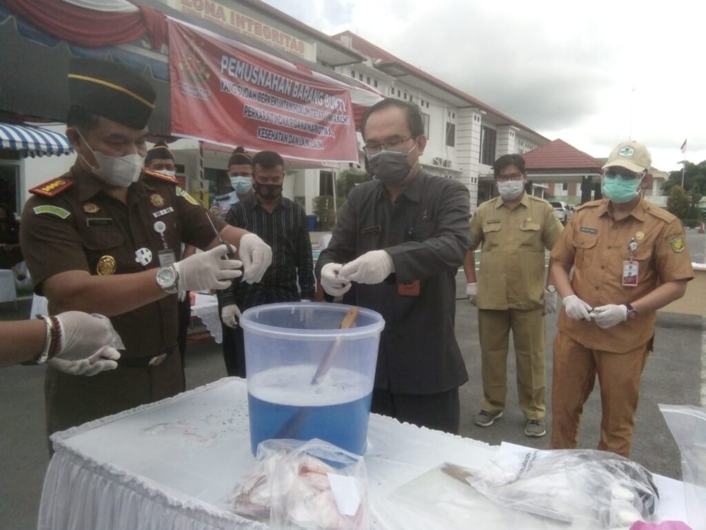 Foto Kejari Palangka Raya musnahkan barang bukti