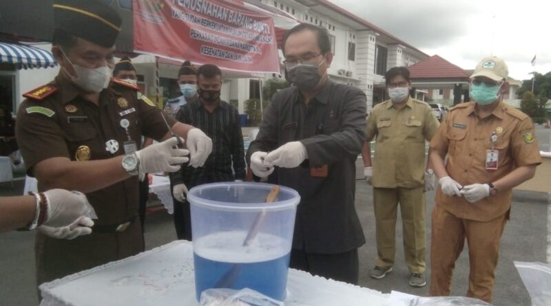 Foto Kejari Palangka Raya musnahkan barang bukti